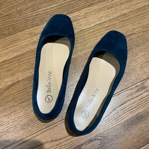 Bella Vita Women's Navy Flats